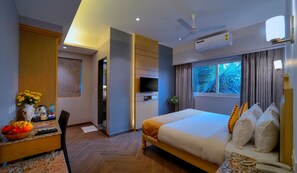Premium bedding, memory foam beds, desk, laptop workspace - Foxoso Vega, Colva, Goa (Margao)