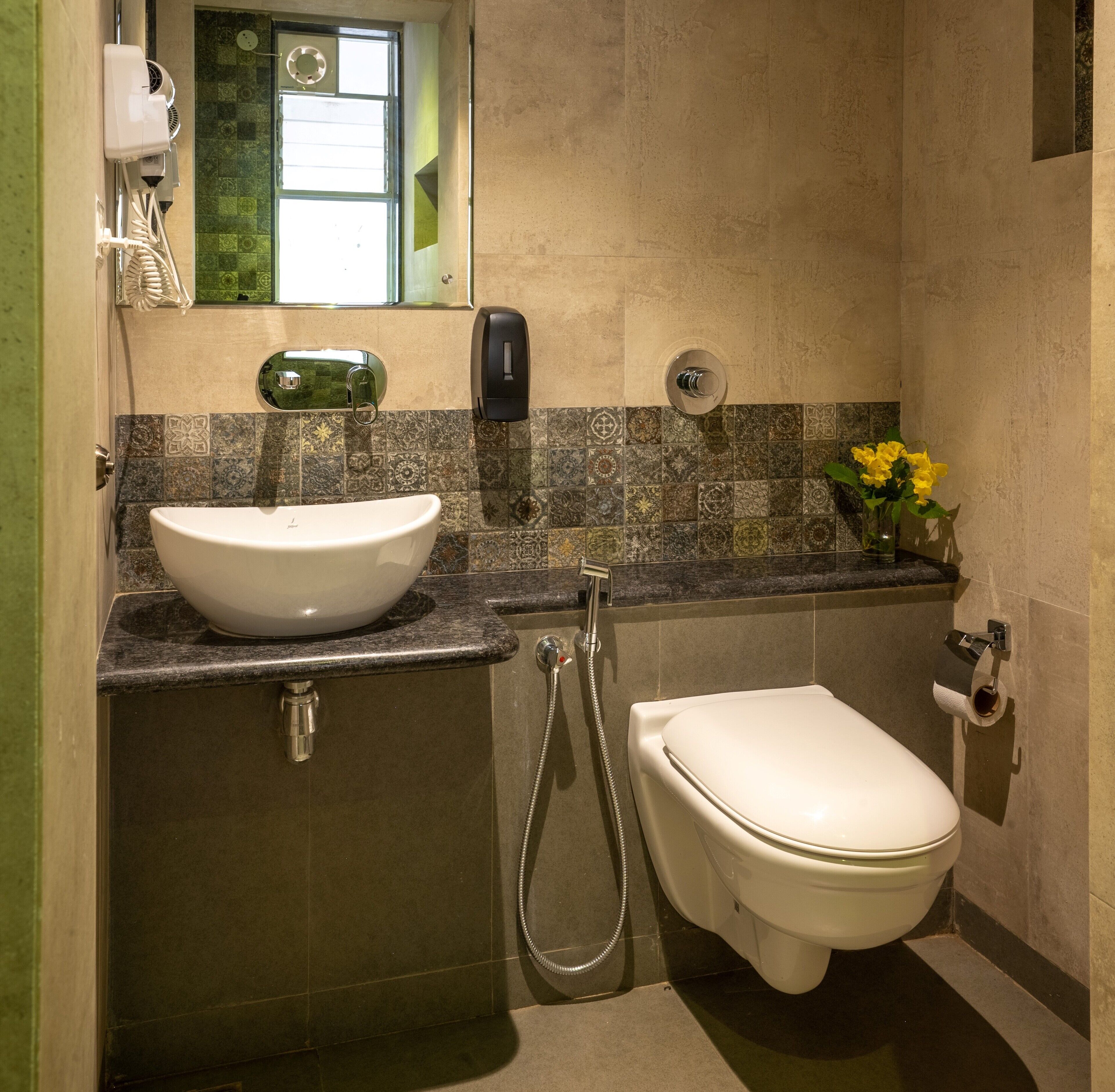 Un baño con lavamanos blanco, inodoro y ducha.