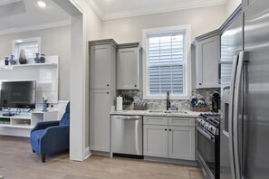 Kylskåp, mikrovågsugn, ugn och spishäll