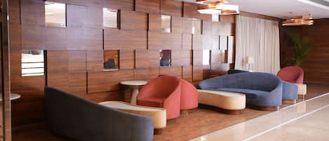 Coin salon dans le hall