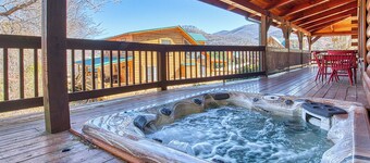 Crockett's Meadow! Hot Tub, Fast Wifi, Cable TV, Fire Pit, Gas Grill! See Elk!
