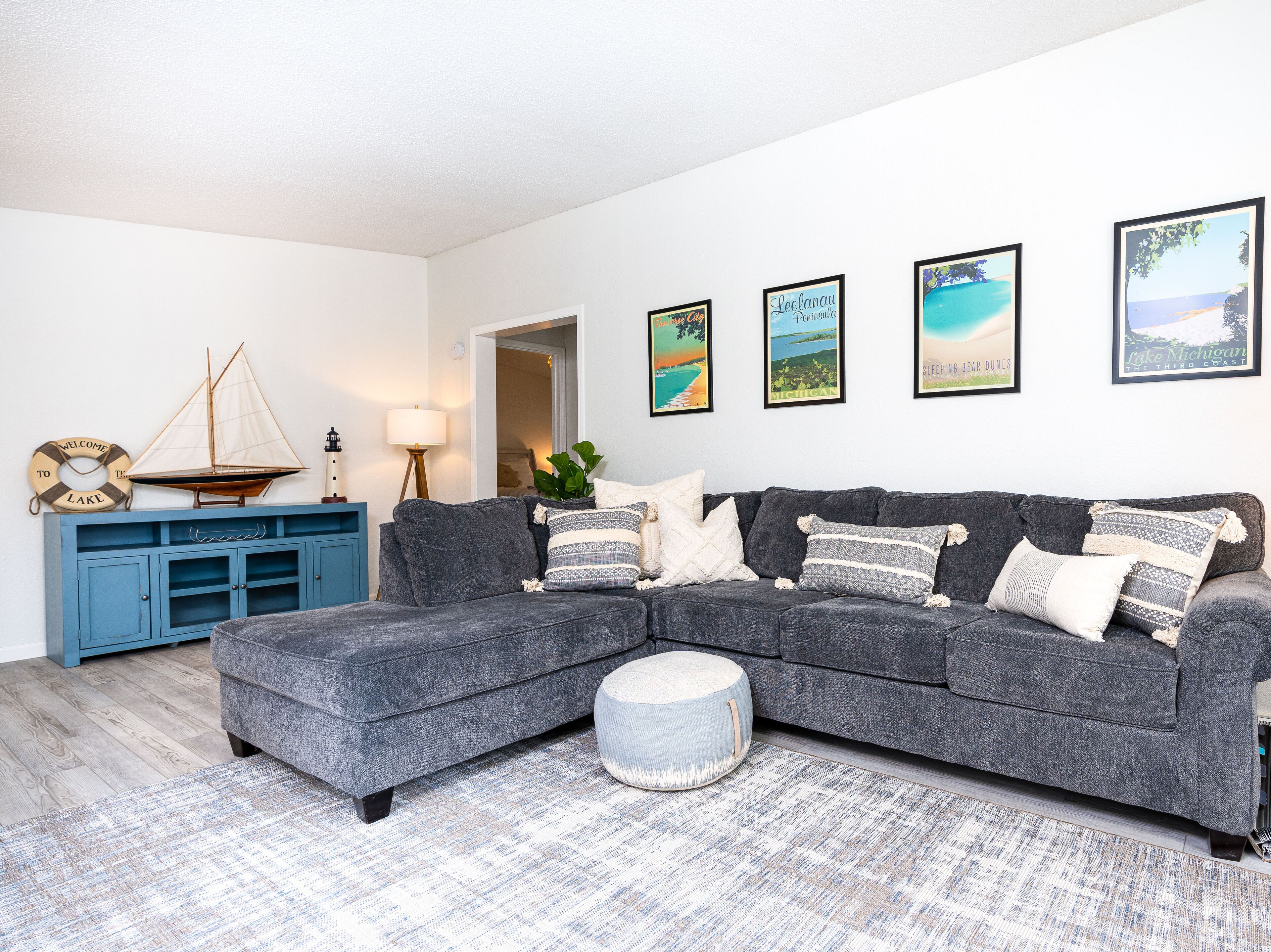 Spacious lake house north of TC. A/C. Dock, kayaks. Pet ok