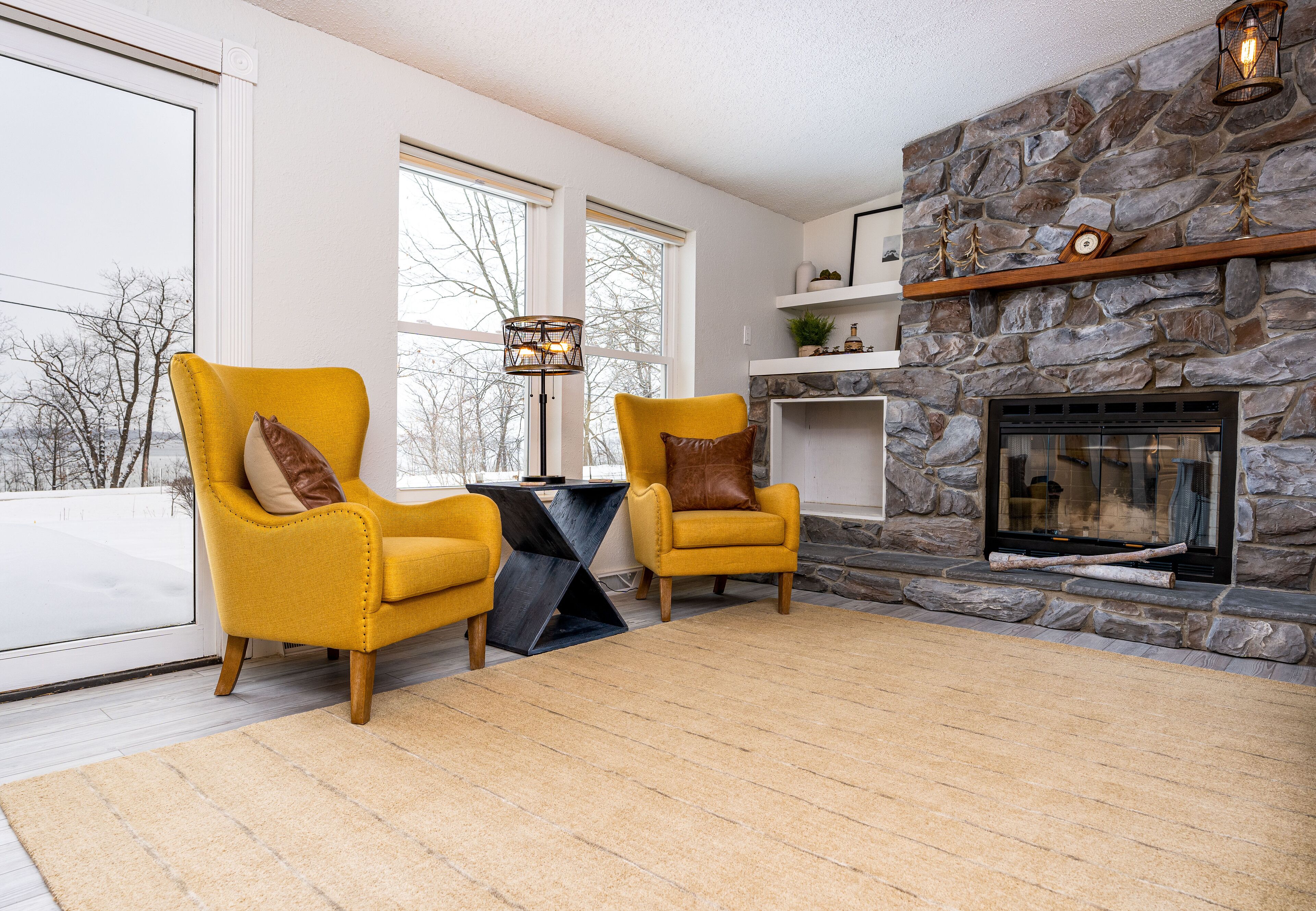 Spacious lake house north of TC. A/C. Dock, kayaks. Pet ok