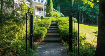 5 bedrm 5.5 ba home-wooded setting, Lake Leelanau, Air, Dog ok, Hot Tub