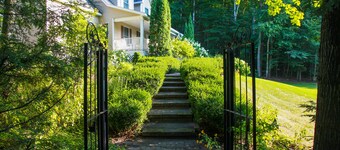 5 bedrm 5.5 ba home-wooded setting, Lake Leelanau, Air, Dog ok, Hot Tub