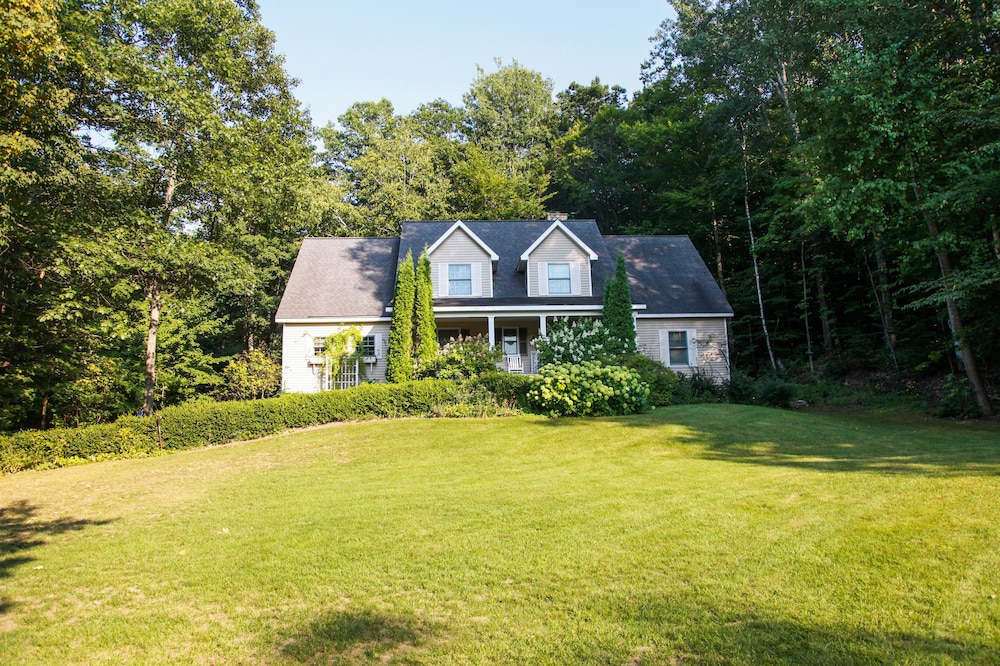 5 bedrm 5.5 ba home -wooded setting-Lake Leelanau-Air-Pet ok-Near Leland
