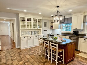 Køleskab, mikrobølgeovn, ovn, kogeplade