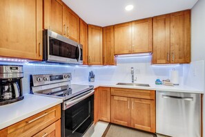 Coffee/tea maker, fridge, microwave, oven