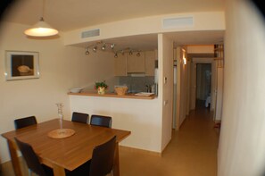 Dining - Modern Apartment - Gardens/Pool/WIFI/AIRCON/PARKING - D302, Apartment Riells Blau D302 in L'Escala -... (L'Escala)
