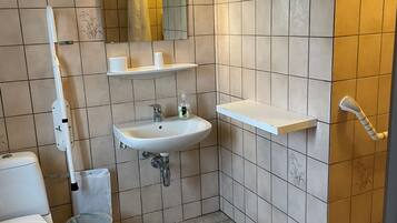 Habitación doble de lujo | Baño | Regadera y toallas