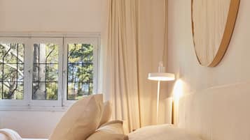 4 habitaciones, tabla de planchar con plancha y ropa de cama