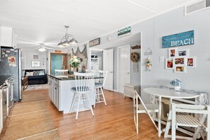 Dining - Sea Terrace - Beautiful 2 Bedroom Just Steps from The Beach With a Heated Outdoor Pool! (Ocean City)