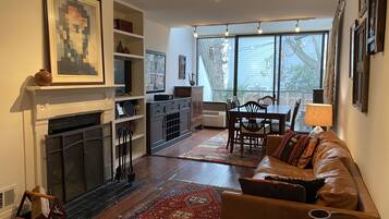 Smart TV, fireplace, books, offices