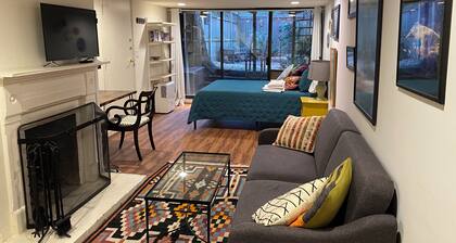 Quaint Georgetown Home, Walk Score 97, Wisconsin Shops & Dining, Back Yard