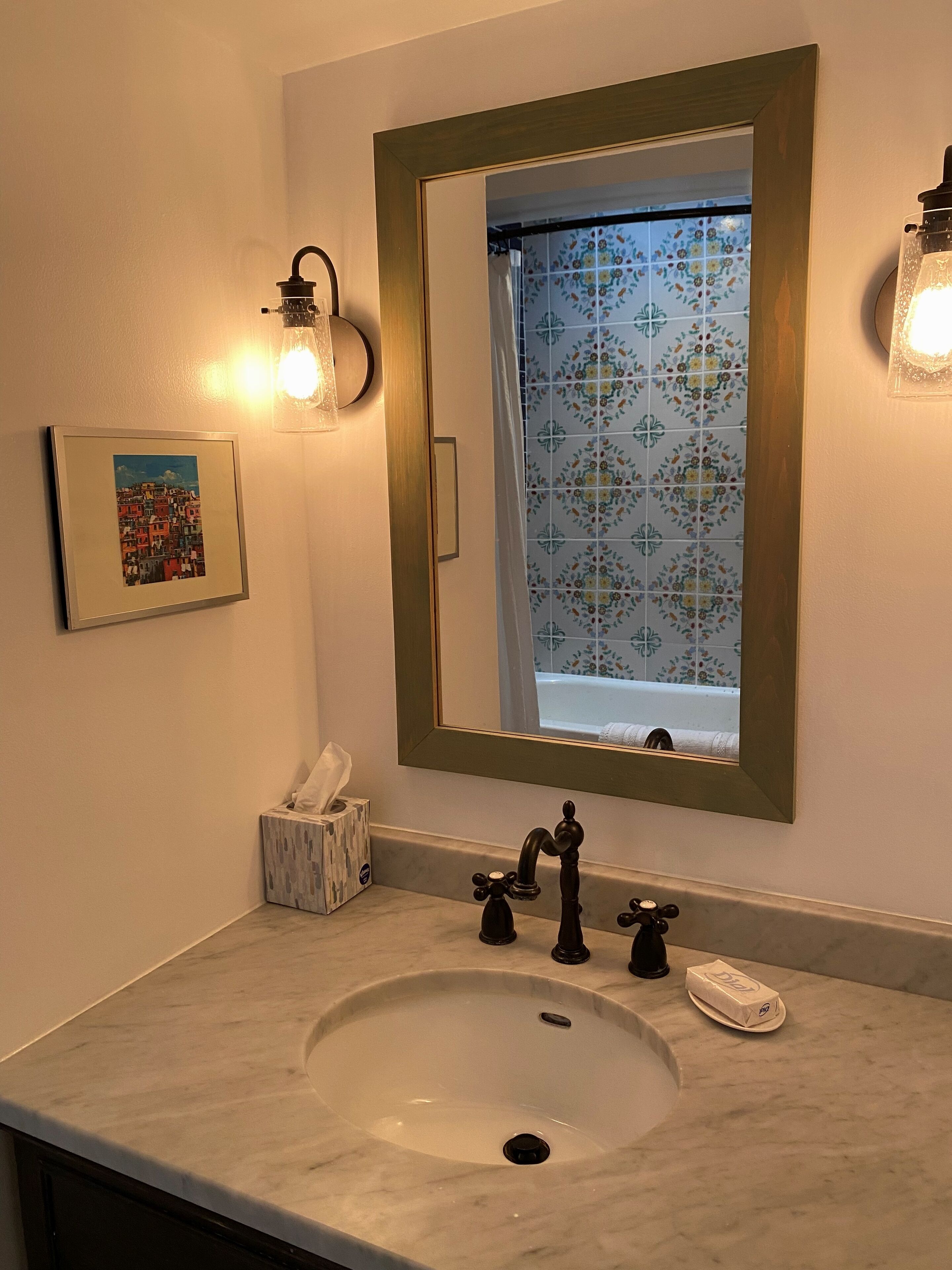 Combined shower/tub, hair dryer, towels