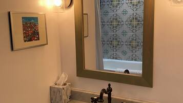 Combined shower/tub, hair dryer, towels