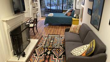 Smart TV, fireplace, books, offices