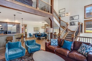 Smart-TV, Kamin, DVD-Player, Bücher