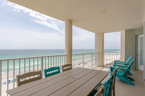 Un balcon avec vue sur la plage et l’océan.