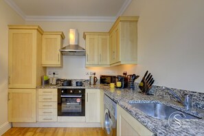 Fridge, microwave, oven, stovetop - Beautiful, light & spacious Regency 2 bed apt (Royal Leamington Spa)