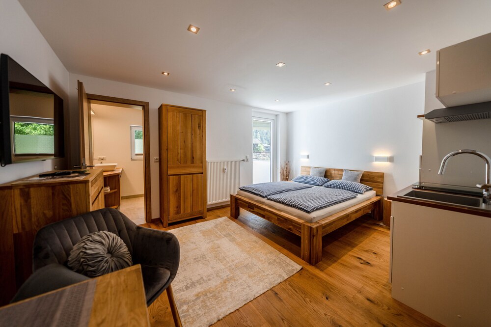 Exclusive * newly renovated apartment with terrace