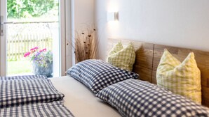 1 slaapkamer, een bureau, een strijkplank/strijkijzer, reisbedje