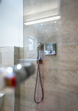 Dusche, Haartrockner, Handtücher, Seife