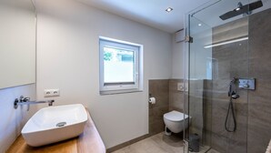Een douche, een haardroger, handdoeken, zeep