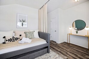 3 chambres, fer et planche à repasser, Wi-Fi, draps fournis