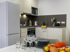 Kühlschrank, Mikrowelle, Ofen, Herdplatte