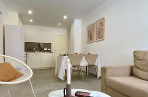 TV - PEGASUS Apartment in Moraira – Opposite L'Ampolla Beach for 4 guests, 2 bedrooms, fully equipped kitchen, air conditioning and Wi-Fi (Moraira)