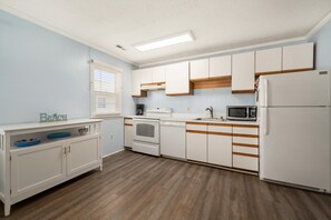 Kühlschrank, Mikrowelle, Herdplatte, Geschirrspüler