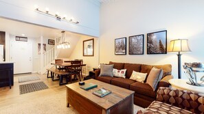 Smart TV, fireplace, DVD player - Bright Unit, Quiet Location, Near Mountain Bike Trails, Balcony. On-site Pool (Mammoth Lakes)