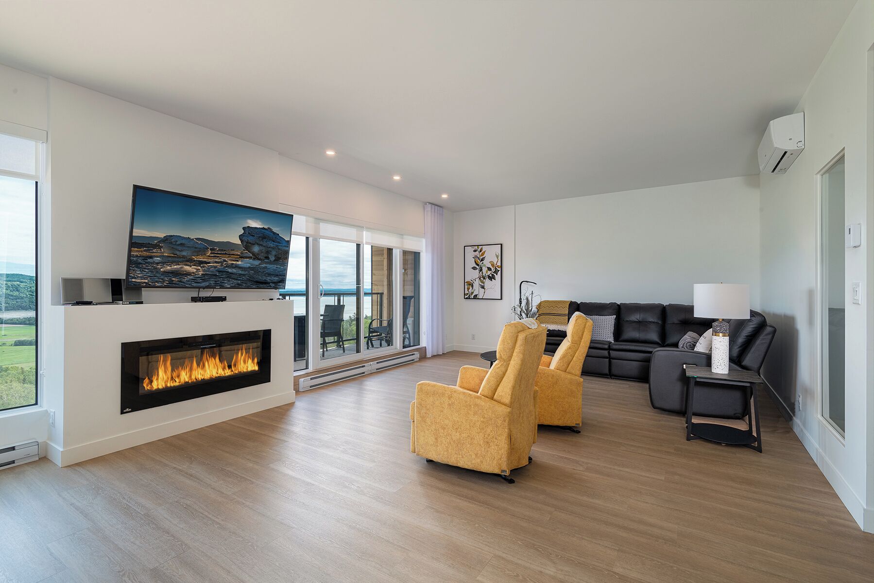 Télévision, cheminée