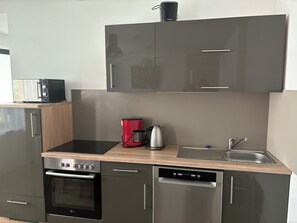 Een magnetron, een oven, een kookplaat, een vaatwasser