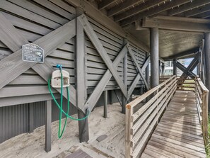 Una struttura in legno con un cartello che vieta l'accesso e segnala la videosorveglianza.