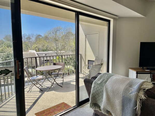 Smart TV - RENOVATED VILLA NEAR COLIGNY BEACH WITH POOL & TENNIS HILTON HEAD (Hilton Head Island)