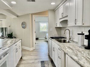 Frigorifero, microonde, forno, piano cottura