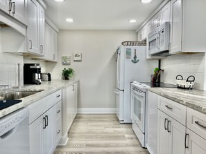 Fridge, microwave, oven, stovetop - RENOVATED VILLA NEAR COLIGNY BEACH WITH POOL & TENNIS HILTON HEAD (Hilton Head Island)