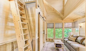 Smart TV - The Mulberry Treehouse (Sevierville)