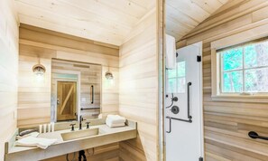 Shower, hair dryer, towels - The Spruce Treehouse (Sevierville)