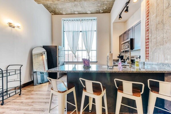 Kylskåp, mikrovågsugn, ugn och spishäll