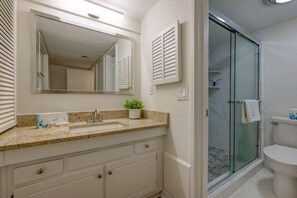 Combined shower/tub, hair dryer, towels