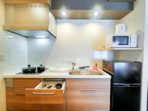 Fridge, microwave, stovetop, cookware/dishes/utensils