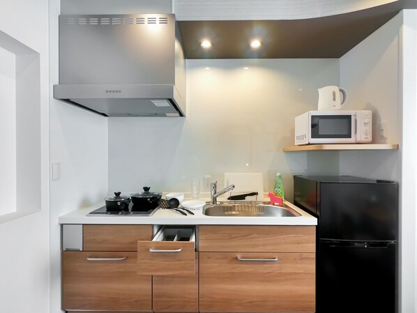 Fridge, microwave, stovetop, cookware/dishes/utensils