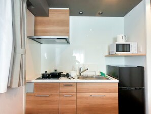 冷蔵庫、電子レンジ、コンロ、調理器具と食器