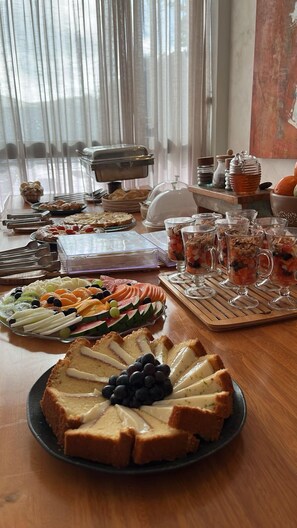 A breakfast buffet with various food items and drinks. - Paraíso beach hotel (Aquiraz)