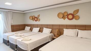 Familie vierpersoonskamer | Een minibar, een kluis op de kamer, individueel gedecoreerd, een bureau