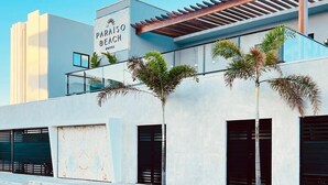 Un hotel moderno con un letrero que dice 'Paraíso Beach Hotel'.