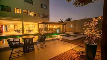 2 bars/lounges, swim-up bar